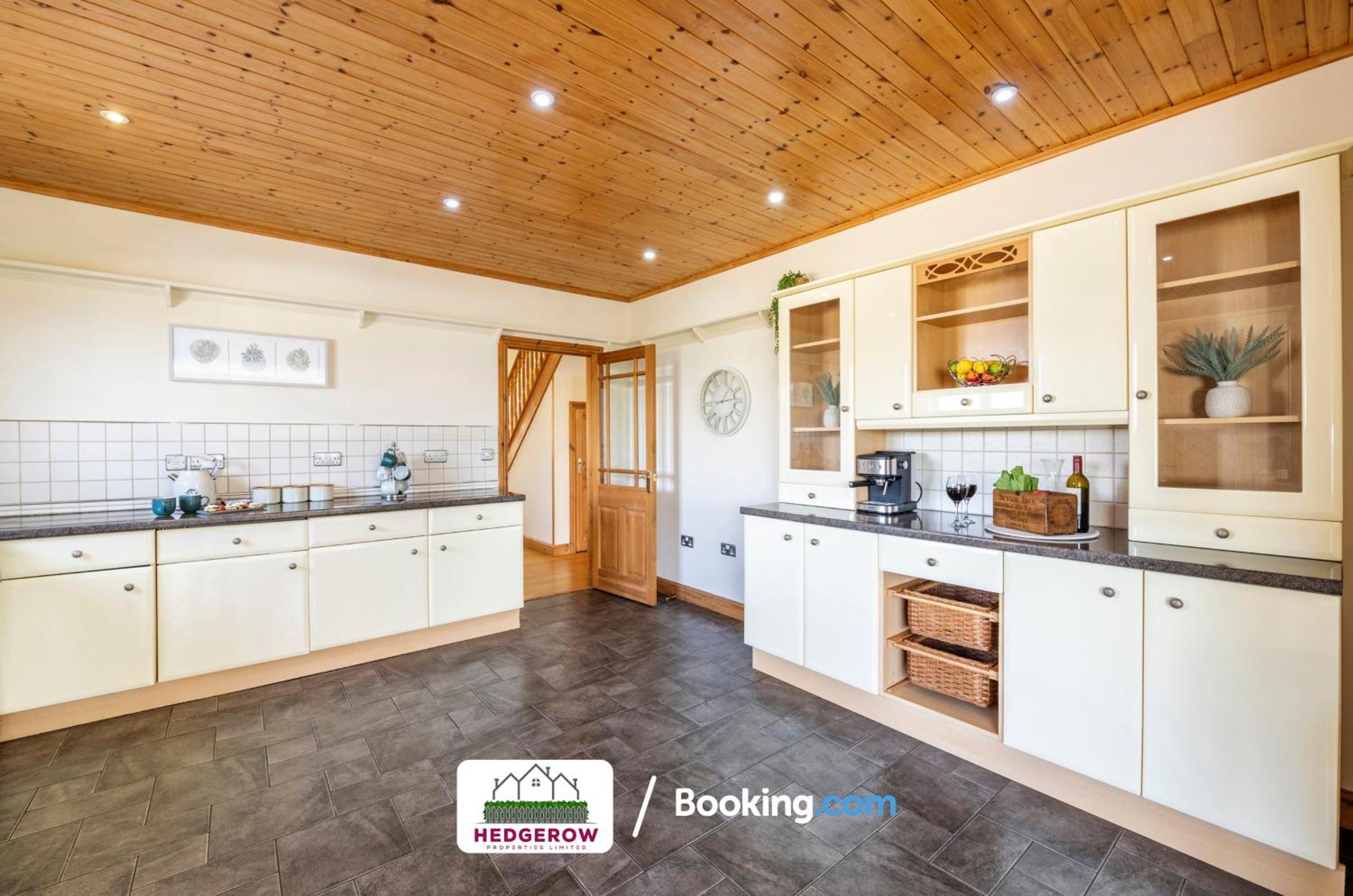 Truro Hedgerow Haven: Spacious 5-Bedroom Retreat Exterior photo