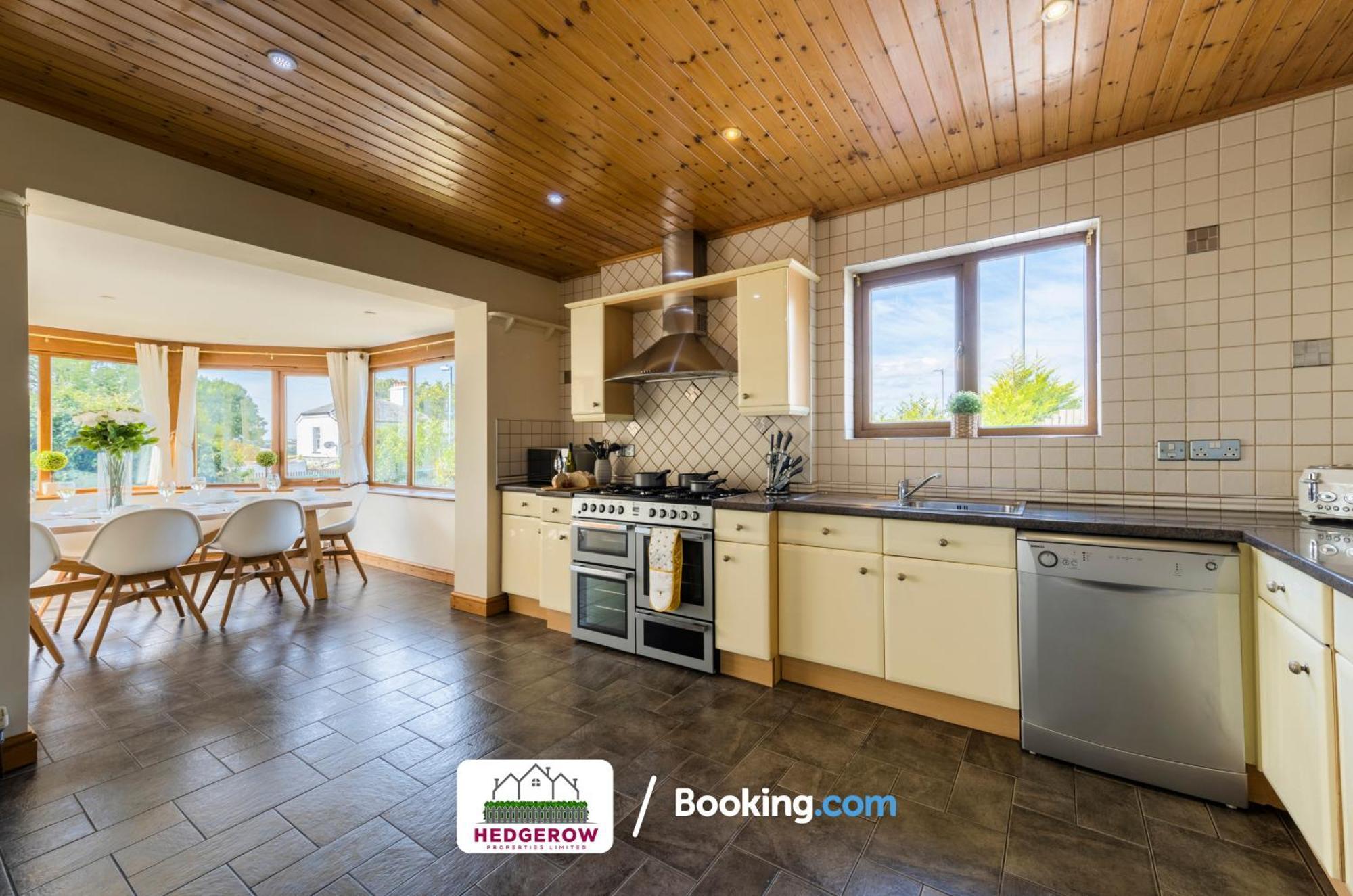 Truro Hedgerow Haven: Spacious 5-Bedroom Retreat Exterior photo