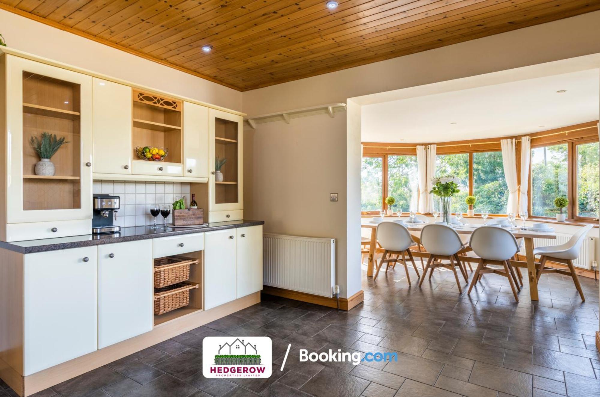 Truro Hedgerow Haven: Spacious 5-Bedroom Retreat Exterior photo